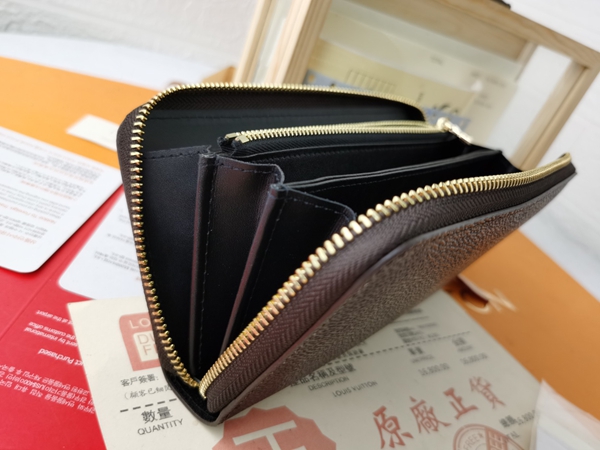 LVコピーウォレット着用イメージ